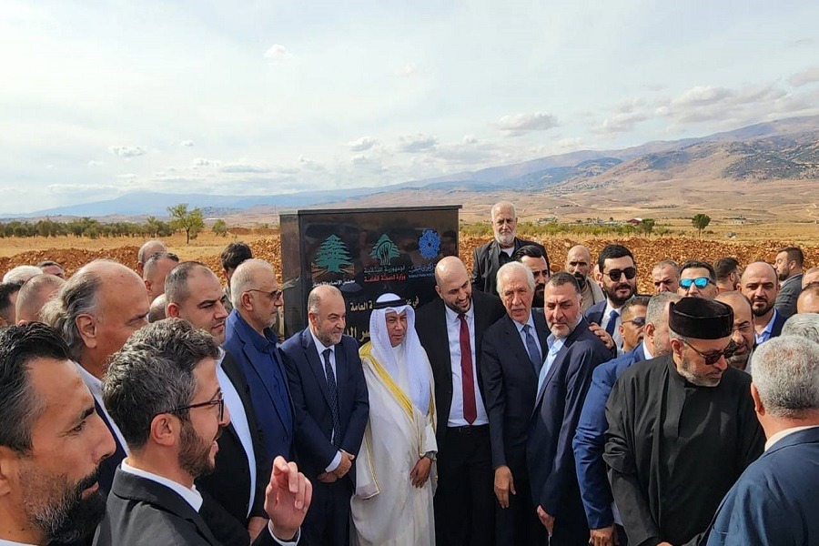 ناصر الدين يضع حجر أساس 