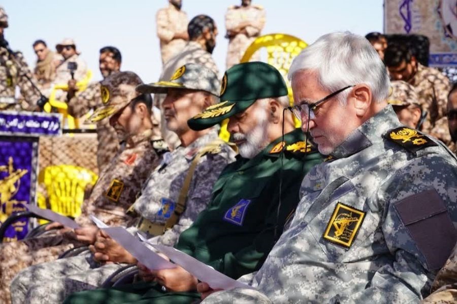 إيران تجري مناورة 