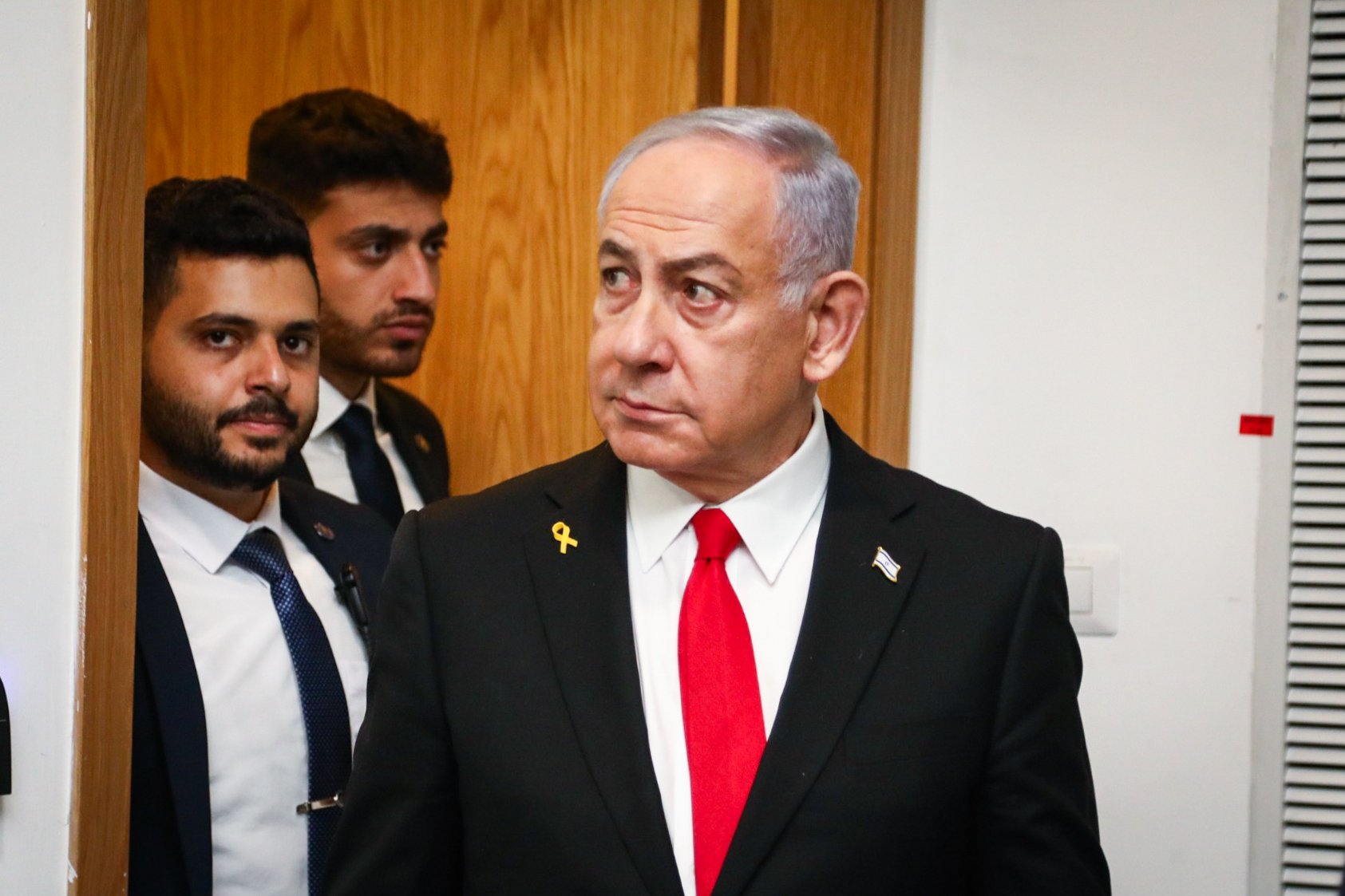 محامي نتنياهو يتخلّى عنه