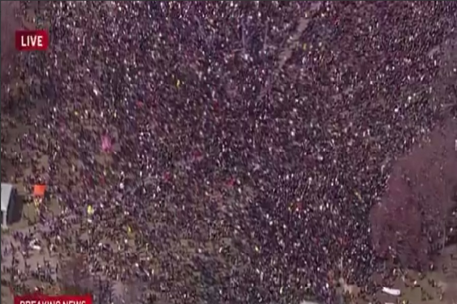 انتفاضة الشارع الأميركي.. ملايين المتظاهرين يرفضون سياسات ترامب تحت شعار 