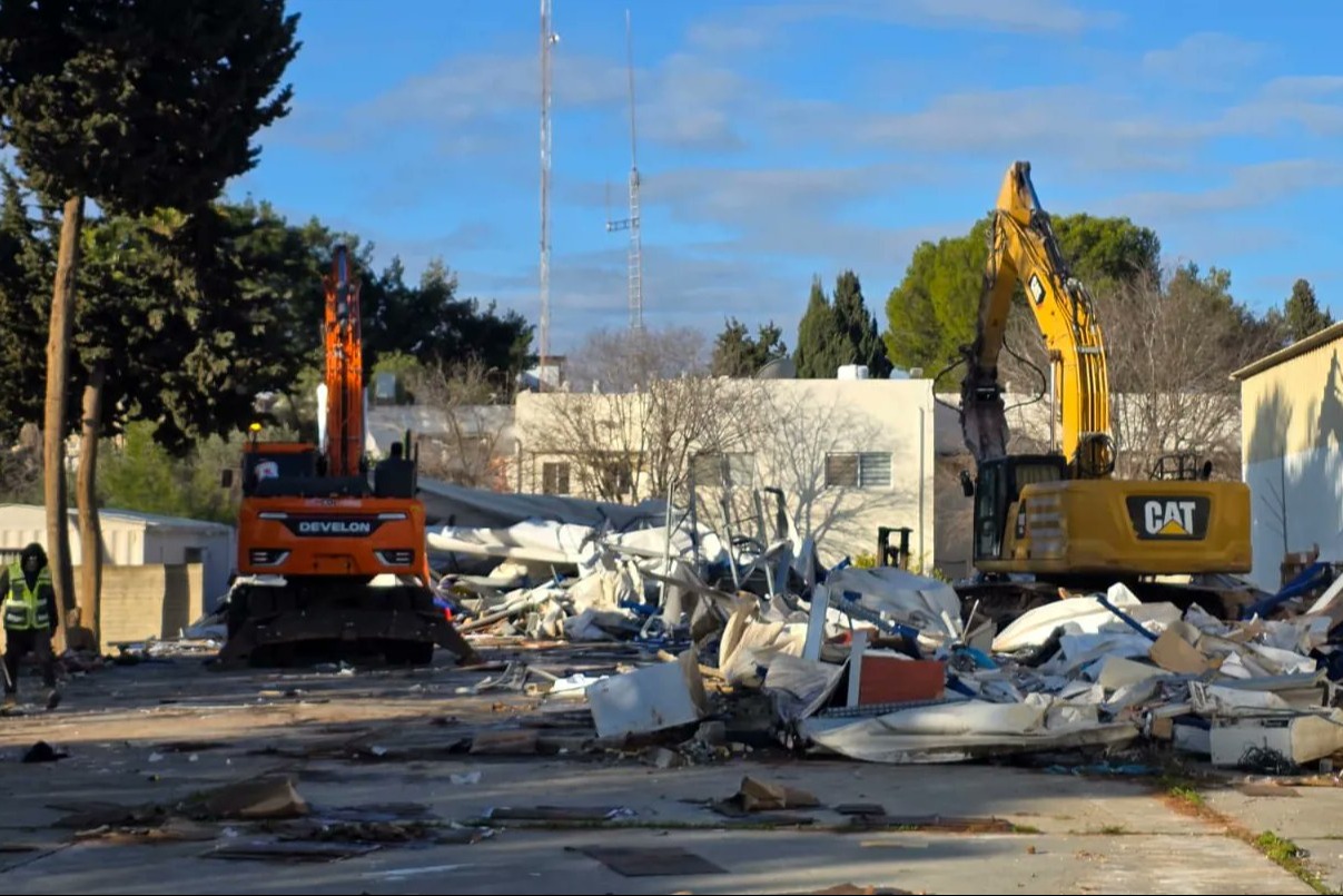 الاحتلال يبدأ هدم مقار الأونروا في القدس