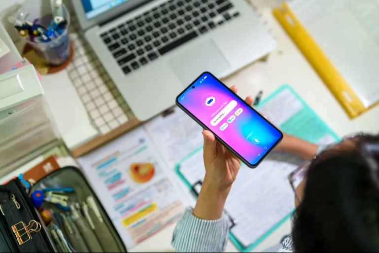 الذكاء الاصطناعي في الفصول الدراسية بين تعزيز التعلّم ومخاطر الاتكالية