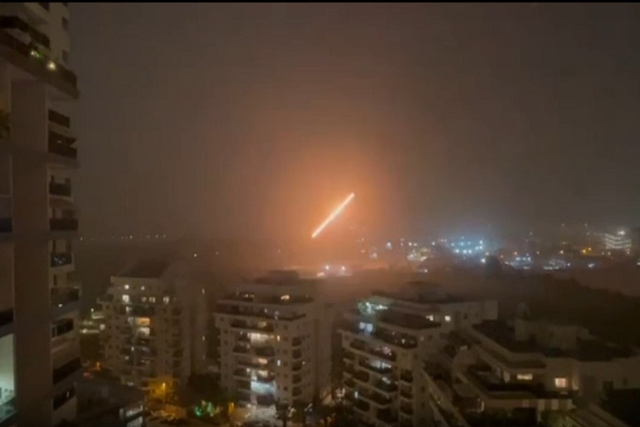 بالفيديو| صاروخ باليستي إيراني برأس متفجر بمئات الكيلوغرامات سقط على وسط 