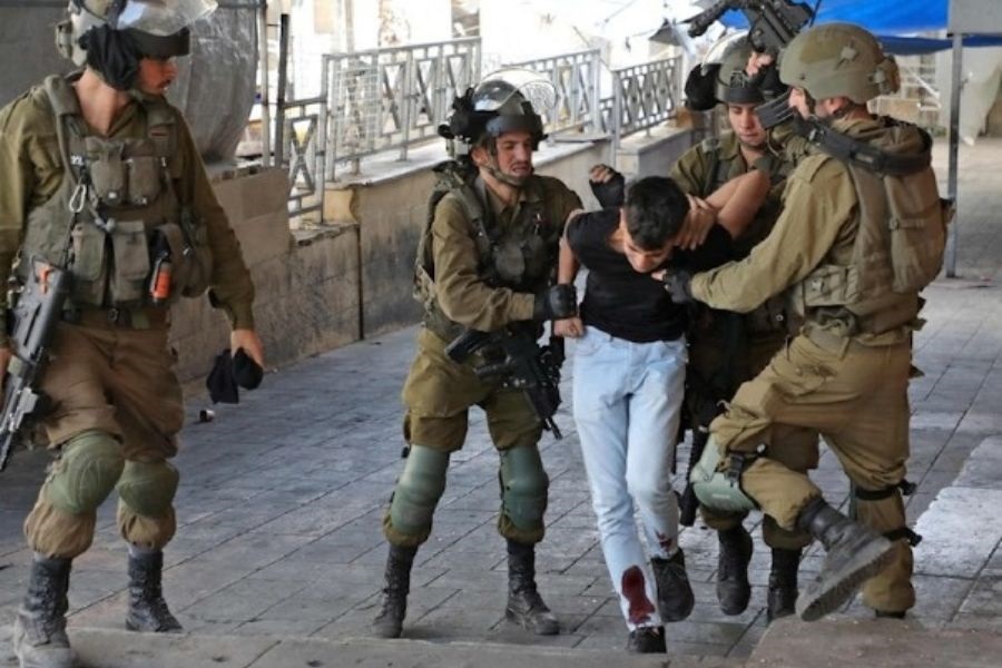  الاحتلال يصدر أوامر اعتقال جديدة وتمديد اعتقال بحق 85 فلسطينيًّا 
