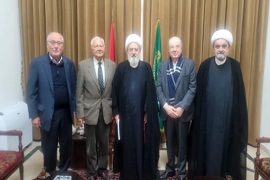 الشيخ الخطيب يبحث مع وفد 