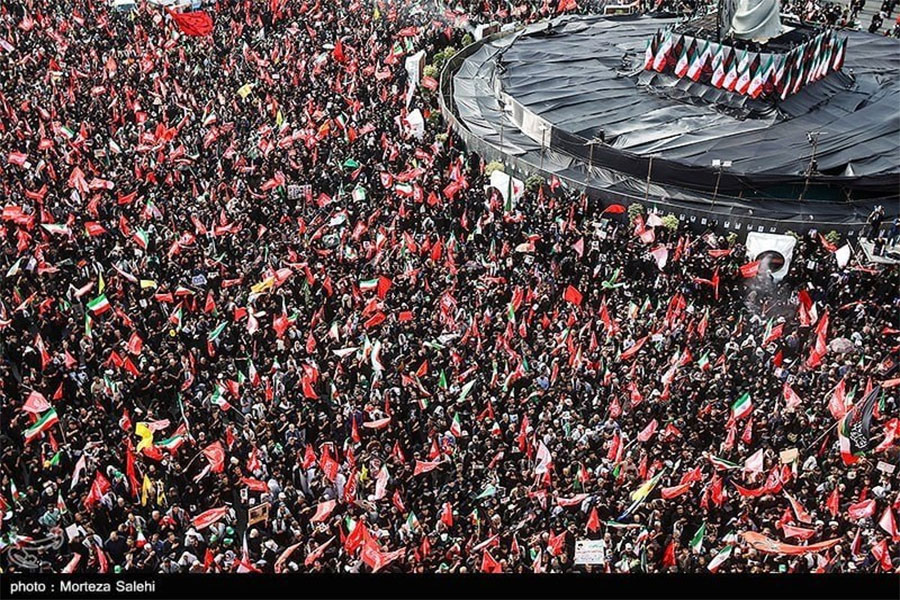 بالصور | أمواج بشرية تملأ الساحات في  التشييع التاريخي للإمام الشهيد 