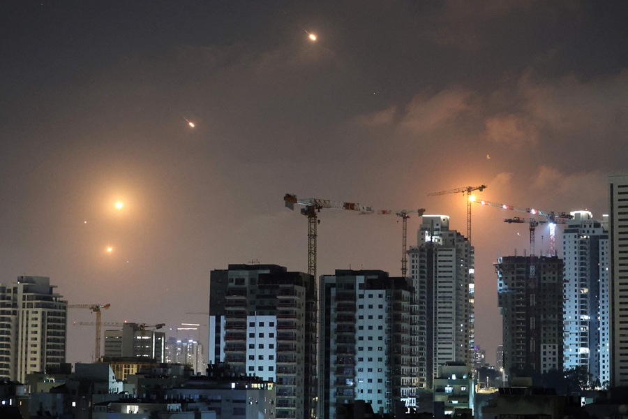 بالفيديو| سقوط صواريخ إيرانية بشكل مباشر على مبانٍ في 