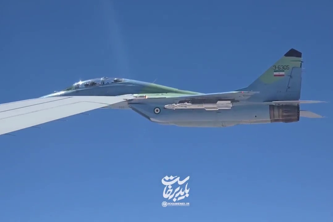 فيديو| المقاتلات الإيرانية ترافق طائرة جثمان القائد الشهيد إلى مطار مشهد المقدسة