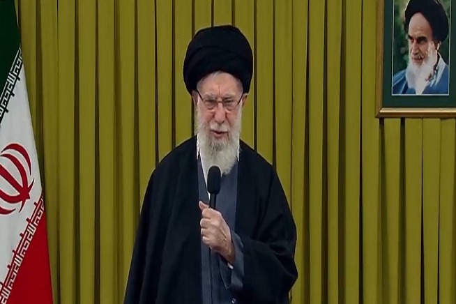 رسالة شكر من الإمام الخامنئي للشعب الإيراني على حضوره في مسيرات ذكرى انتصار الثورة
