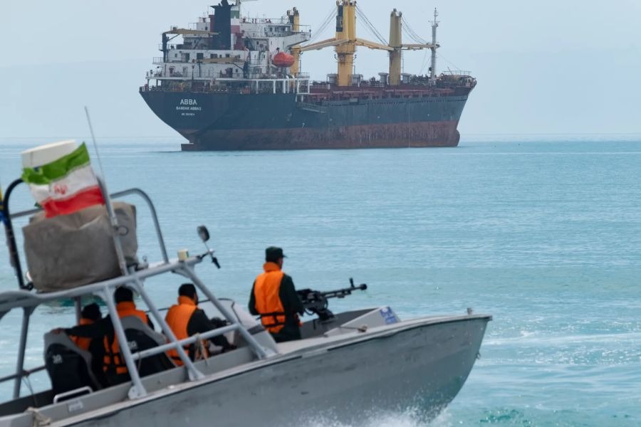 هيئة إدارة الممر المائي للخليج: العبور عبر مضيق هرمز غير ممكن بسبب التحركات العسكرية