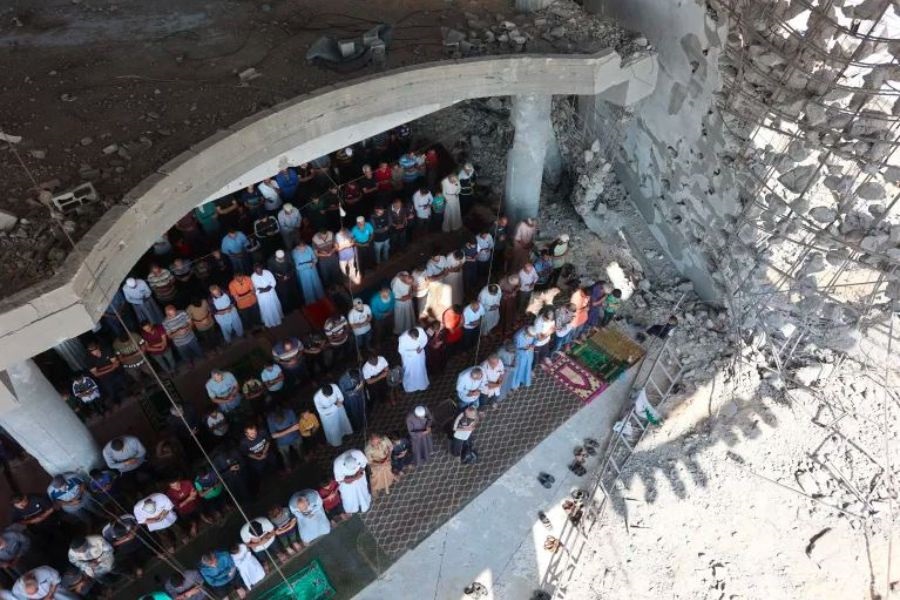 فلسطينيون يؤدون صلاة الجمعة فوق ركام 
