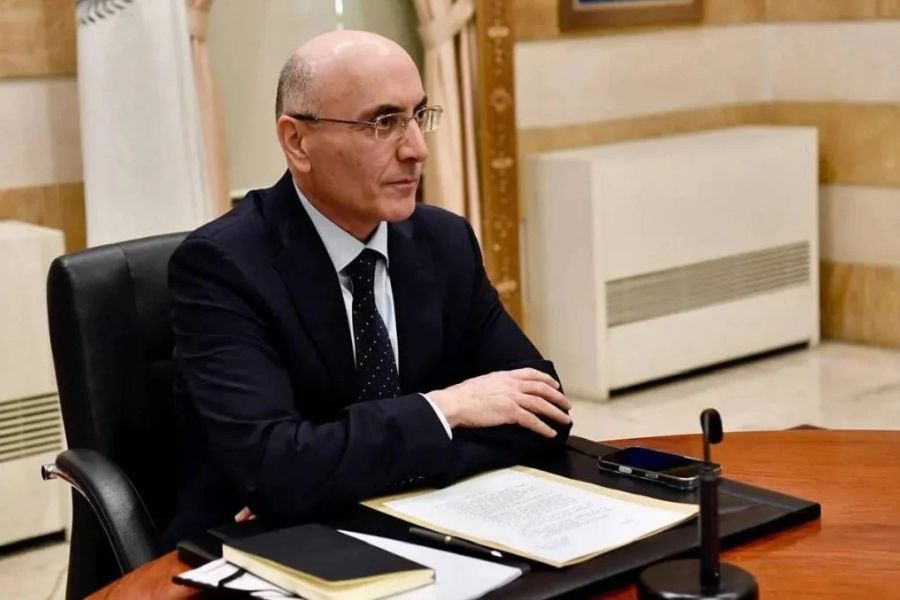 الحجار من المنامة: من أولويات الدولة إعادة الإعمار من دون شروط