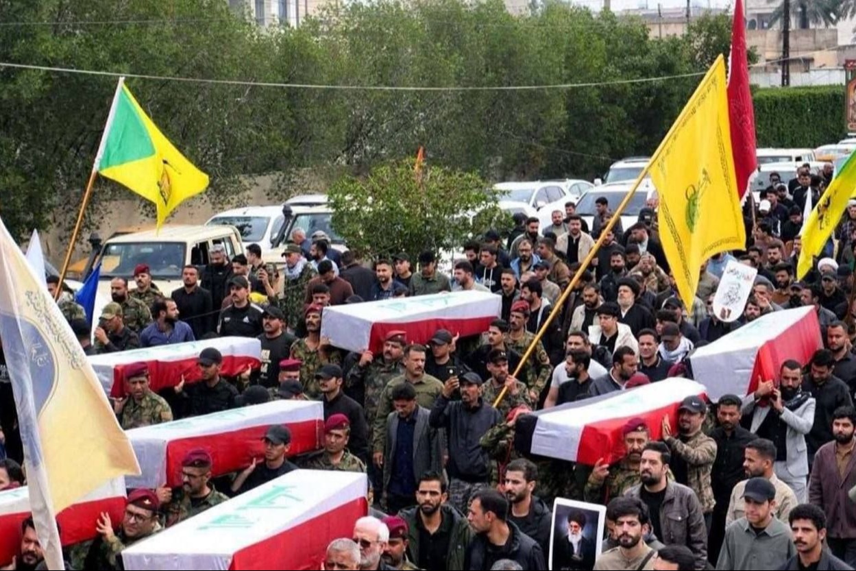 العراق: حشود جماهيرية غفيرة تشيّع شهداء الاعتداءات الأميركية في الأنبار