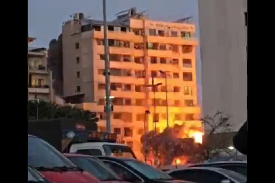 لحظة استهداف المبنى في الباشورة في العاصمة اللبنانية #بيروت وانهياره