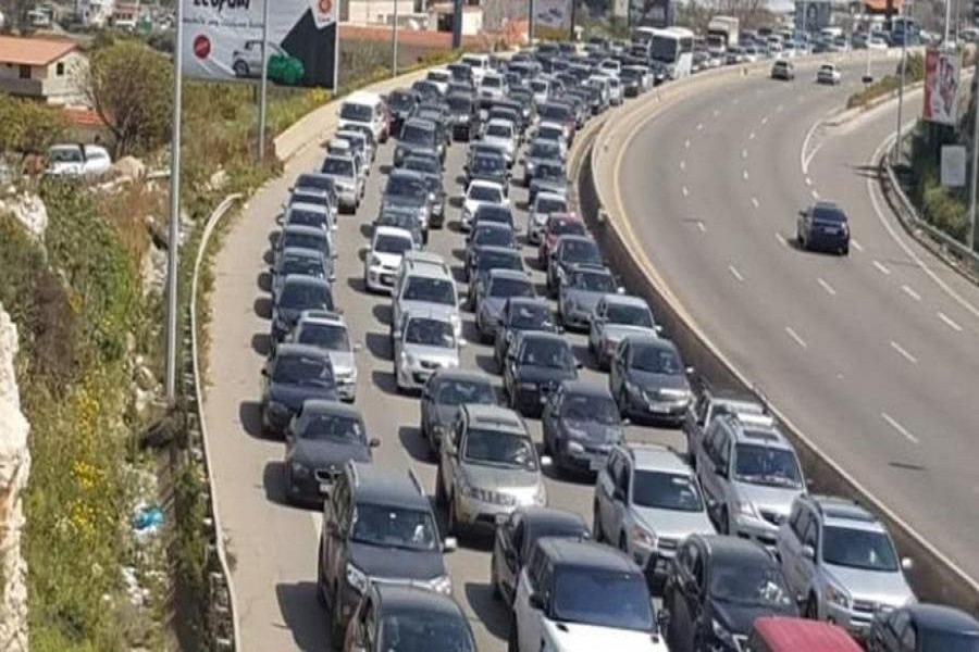 زحمة خانقة شمال صيدا بسبب أعمال التزفيت في توقيت عطلة نهاية الأسبوع!