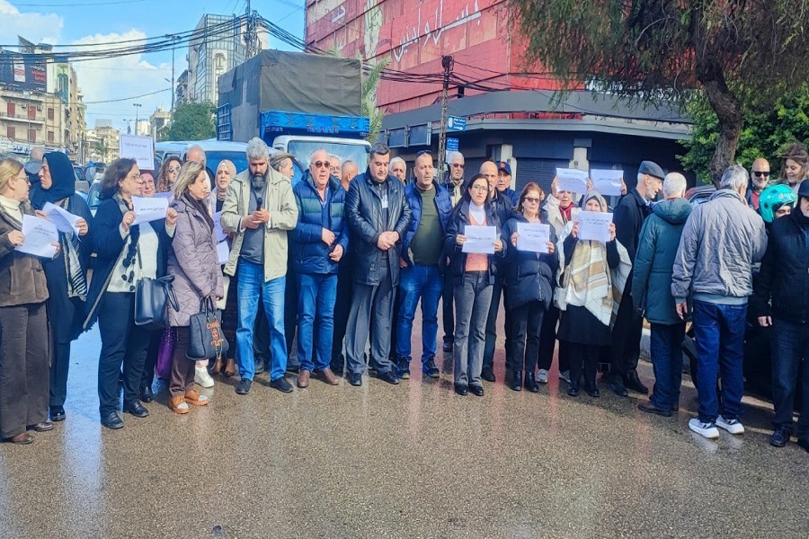 رابطة موظفي الإدارة العامة واتحاد نقابات العمال ينفذان اعتصامًا أمام سراي طرابلس