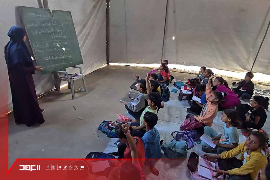 في خيام وبمعدات أولية .. هكذا يستمر التعليم في قطاع غزة