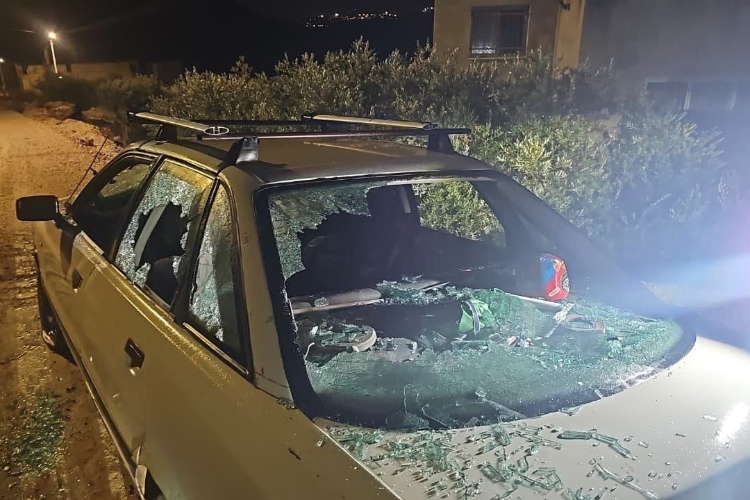 عصابات المستوطنين تهاجم تجمعات للمواطنين في الضفة وتحطم ممتلكاتهم