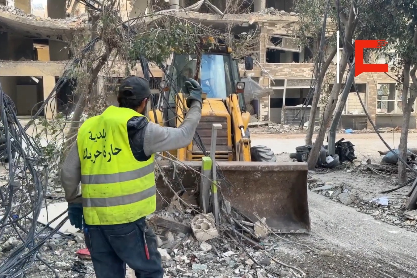 بلديات الضاحية الجنوبية تواصل إزالة ردم المباني المدمرة جراء العدوان