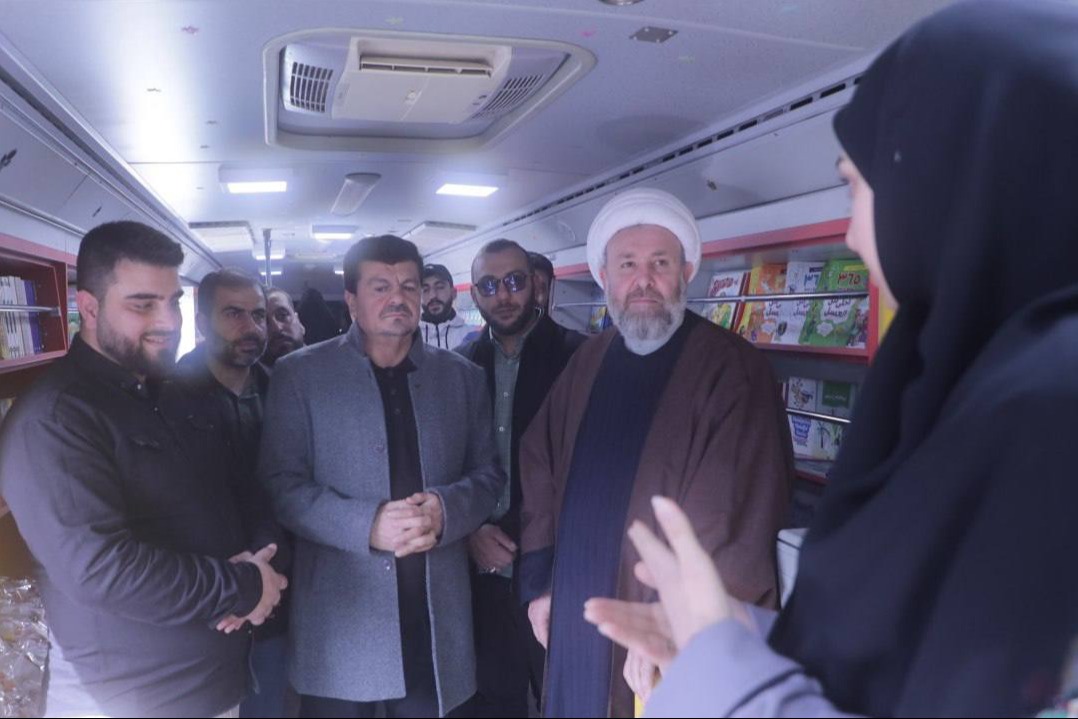 مكتبة مهدي المتجولة تحطُّ في مرقد السيد الهاشمي