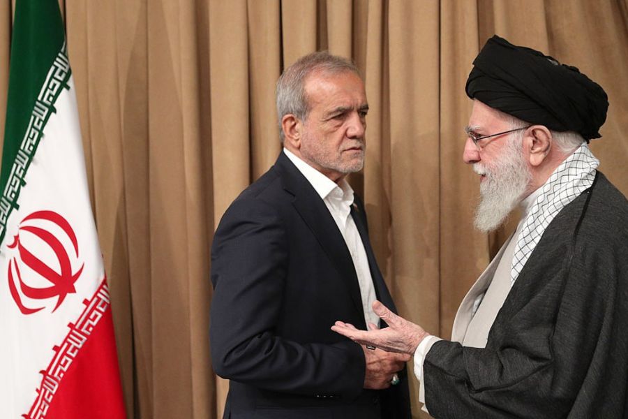 الإمام الخامنئي يعرض ملاحظات وتوصيات على بزشكيان قبيل توجهه إلى نيويورك