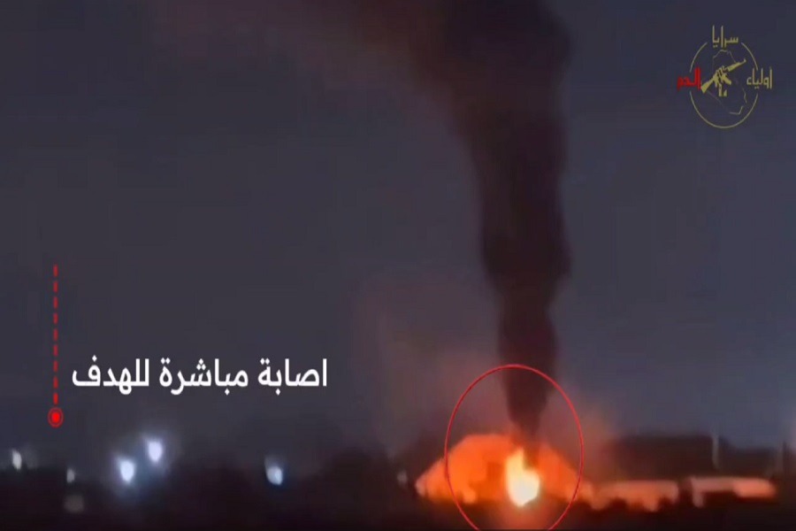 مشاهد استهداف قاعدة فكتوريا الأميركية في مطار بغداد برشقات صاروخية