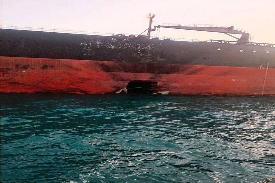 بالصورة: ناقلة النفط بعد استهدافها في مضيق هرمز