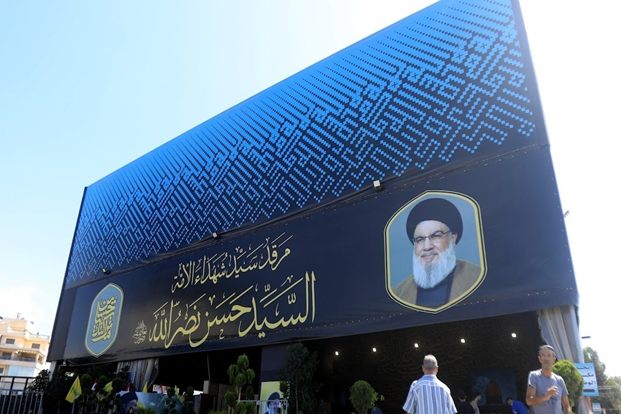 وفد من القيادات الناصرية يزور مرقد السيد نصر الله: التحرير لا يكون إلا بالقوة