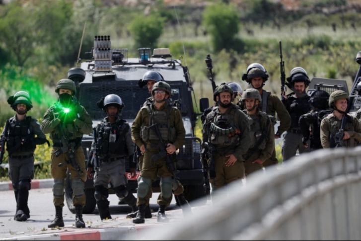 حملة اعتقالات واسعة في الضفة الغربية ومداهمات عنيفة واعتداءات 