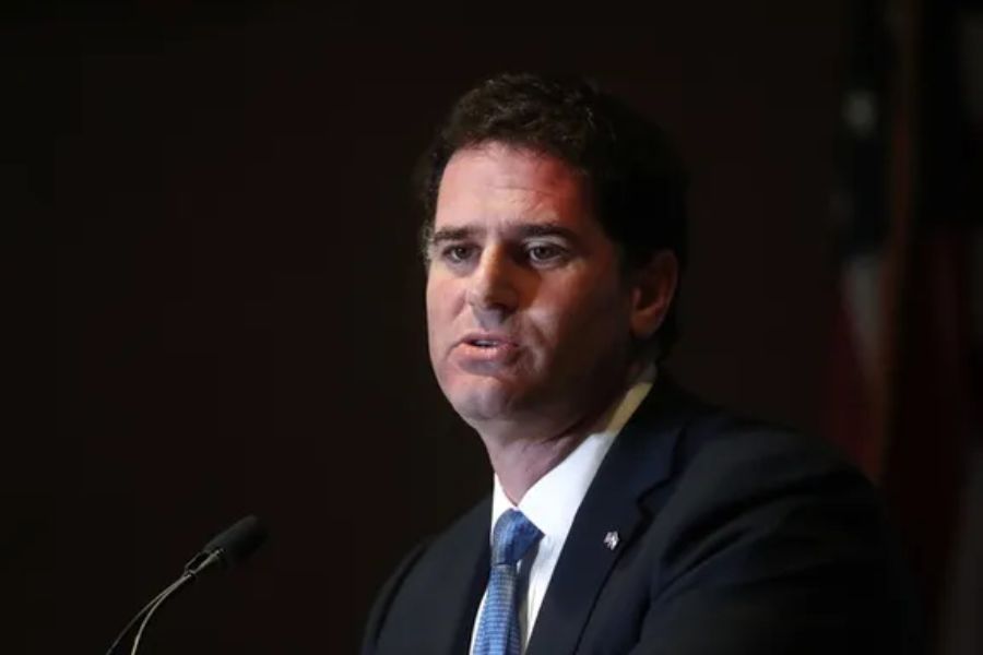 درمر يستقيل في وقتٍ حساس ويترك فراغًا في دائرة صنع القرار 