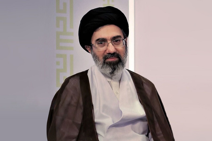 آية الله الخامنئي لطلاب جامعيين إيرانيين: أسهموا في تعزيز قوة إيران العزيزة واقتدارها