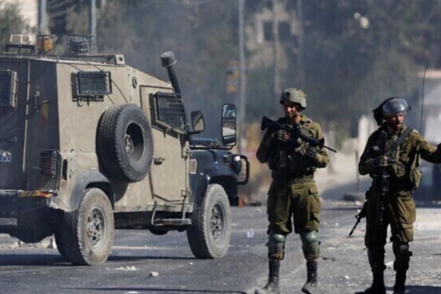 قوات الاحتلال تعتقل 3 فلسطينيين من بلدة حلحول شمال الخليل في الضفة الغربية