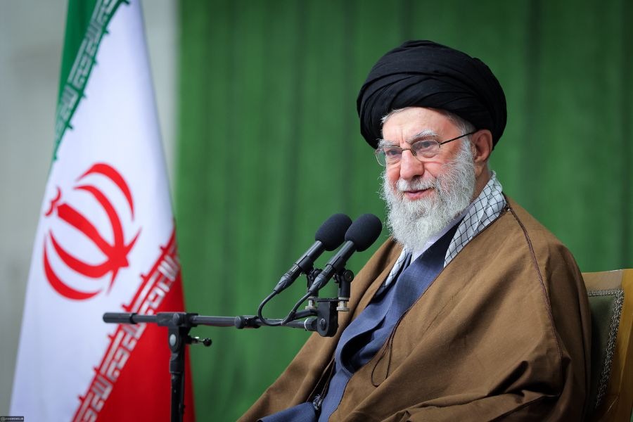 بالصور| لقاء الإمام الخامنئي مع القائمين على مؤتمر تكريم شهداء محافظة ألبرز