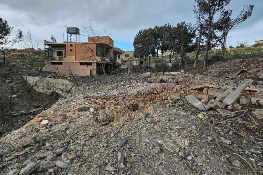 بالصور| آثار الغارة التي استهدفت أحد المنازل في بلدة سحمر 