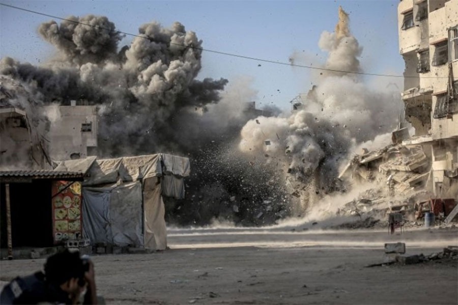 قصف مدفعي ونسف منازل وراء الخط الأصفر شرق قطاع غزة