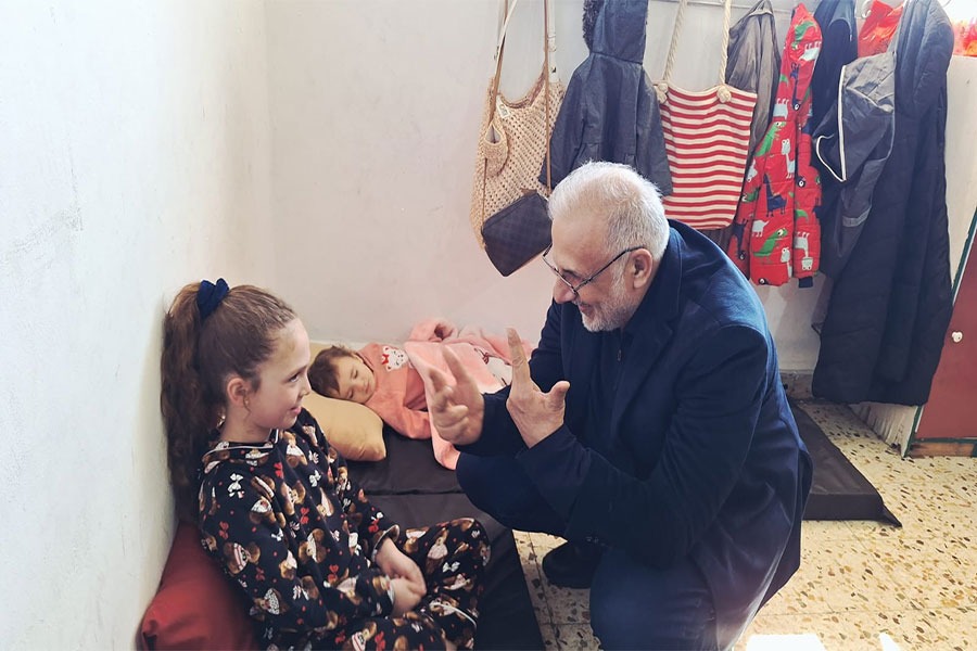 بالصور: المقداد يجول على النازحين في إحدى المدارس في بيروت 