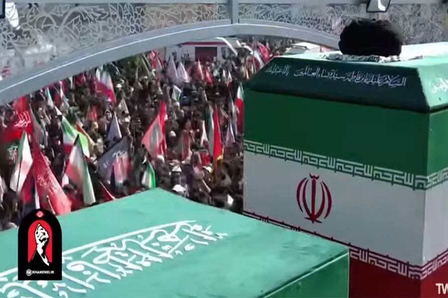 فيديو | المركبة التي تحمل الجثمان الطاهر للإمام الشهيد تشق طريقها بين ملايين المعزين