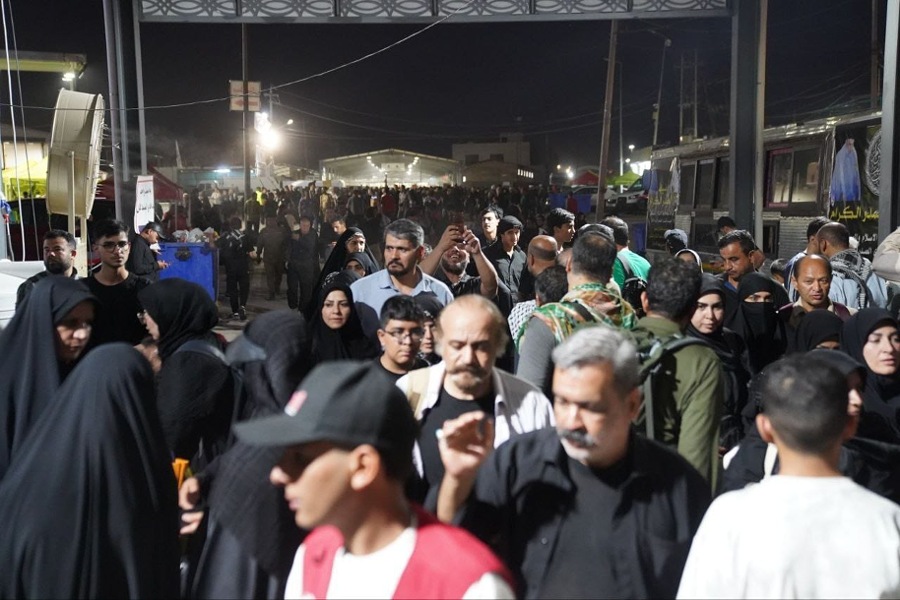 زوار أربعينية الإمام الحسين (ع) يواصلون التوافد إلى المقامات المقدسة في كربلاء والنجف