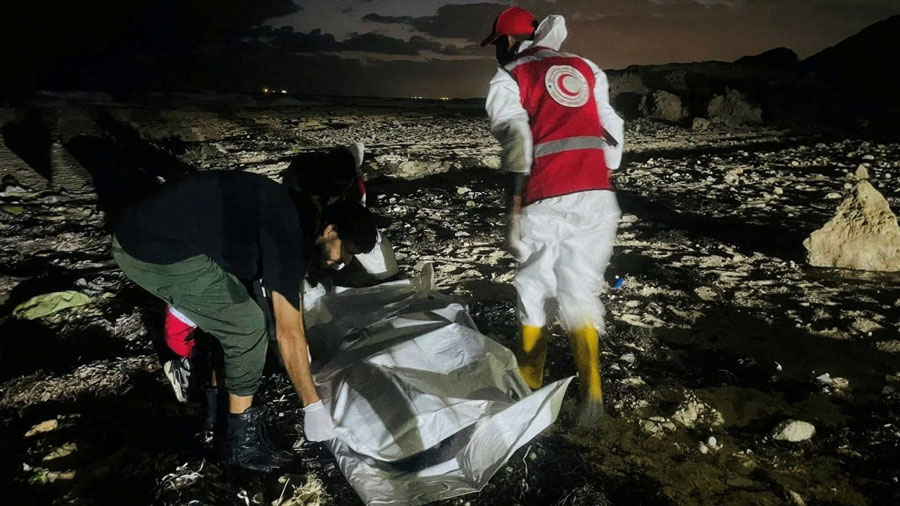 فقدان 42 مهاجرًا قبالة السواحل الليبية بعد انقلاب قارب مطاطي