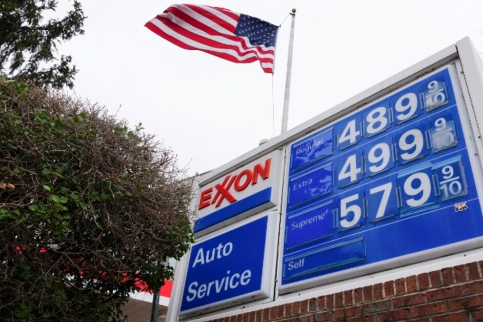 أسعار البنزين في الولايات المتحدة تلامس مستوىً قياسياً سلبياً