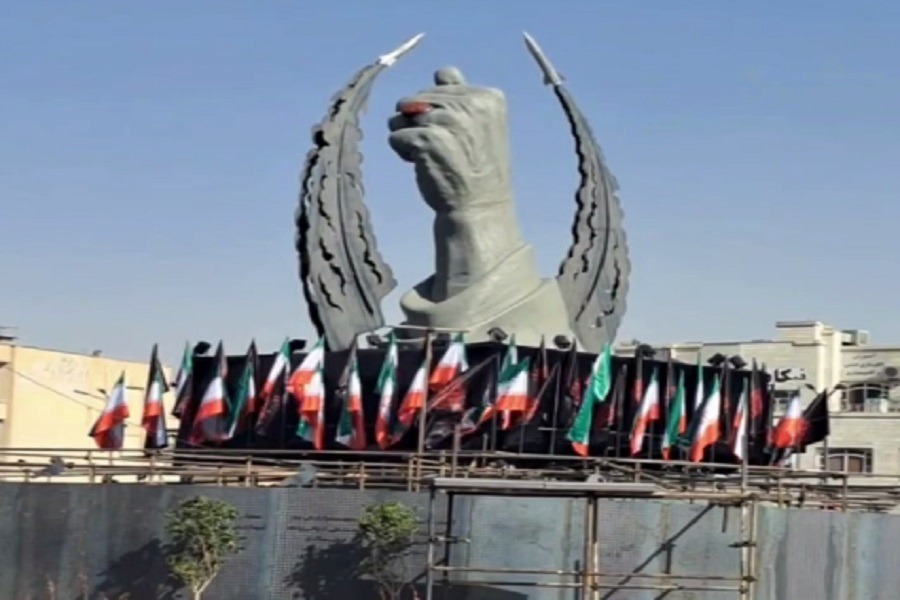 من قلب ساحة الثورة في طهران.. قبضة الشهيد الإمام الخامنئي تتحول إلى رمز