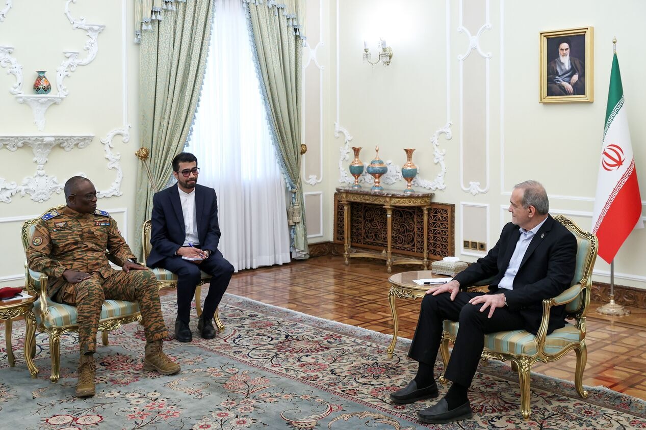 بزشكيان: نسعى بجدّية إلى تطوير تعاون شامل مع الدول الإفريقية