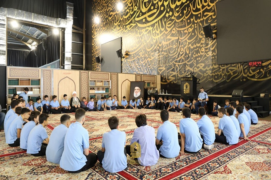 طلاب مدارس المهدي – الحدث يجدّدون العهد في مرقد سيد شهداء الأمة