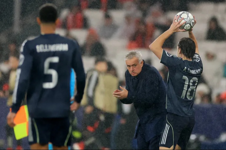 مورينيو يشيد بهدف تاريخي من حارس بنفيكا بعد الفوز 4-2 على ريال مدريد