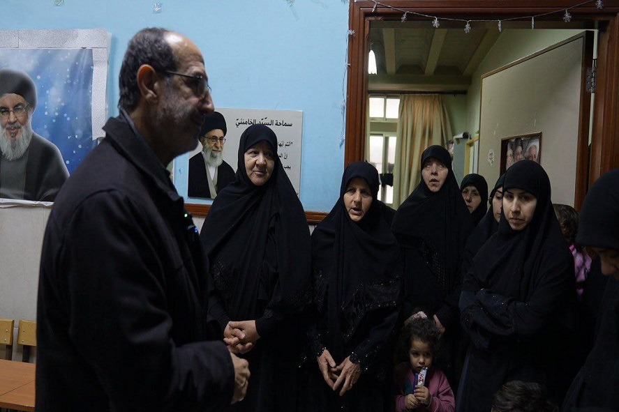 الموسوي يجول على النازحين في مدارس بيروت: على بعض المسؤولين أنْ يكونوا بمستوى الشعب 