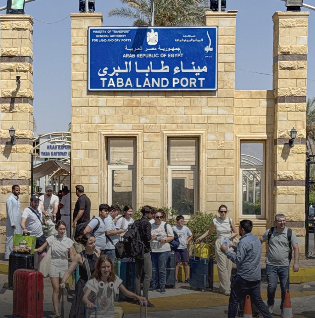 بالصور| بعد الصواريخ الإيرانية.. المستوطنون يهربون عبر معبر طابا المصري إلى الخارج
