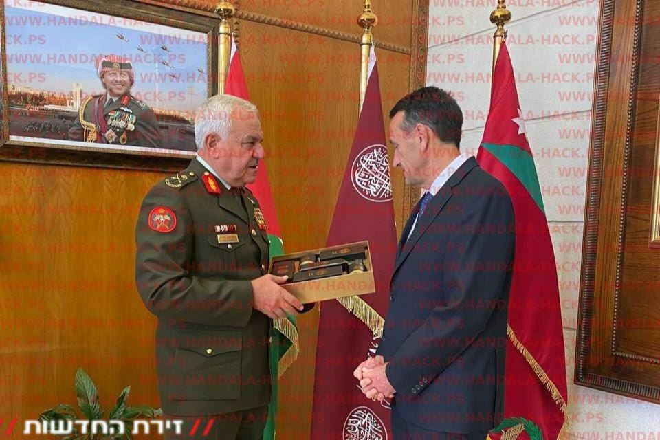 إعلام العدو: قراصنة إيرانيون يفضحون صورًا لرئيس أركان الاحتلال السابق