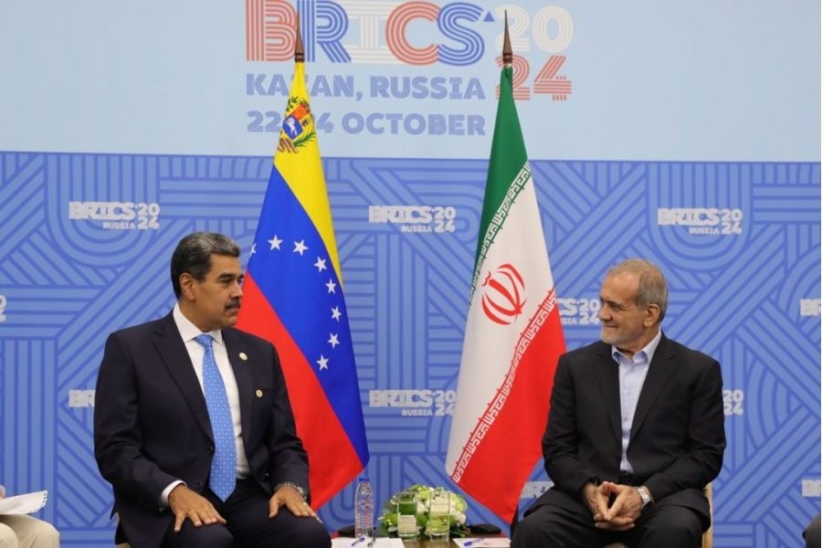 بزشكيان لمادورو: التحرك الأميركي في فنزويلا تهديدٌ للسلام العالمي