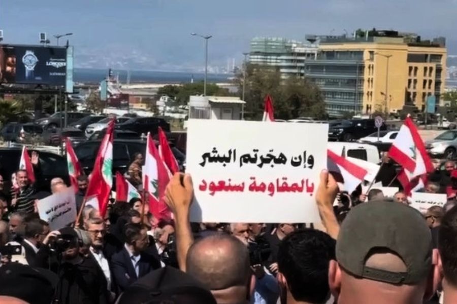 أهالي القرى الحدودية يتظاهرون في ساحة الشهداء احتجاجًا على الاعتداءات 