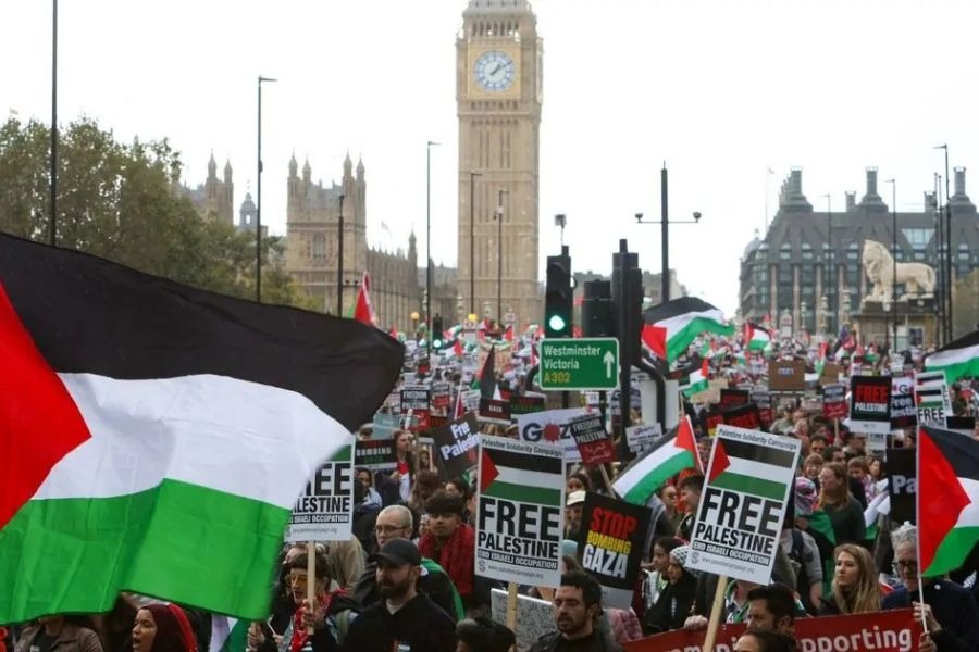 أكثر من 60 سفيرًا بريطانيًا يطالبون بفرض عقوبات على 